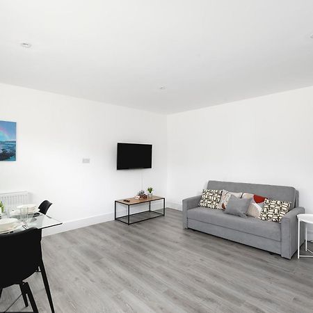 Cozy Apartments With King Size Beds Near Enfield Town & Chase Farm Train Stations With Wifi And Parking Dış mekan fotoğraf